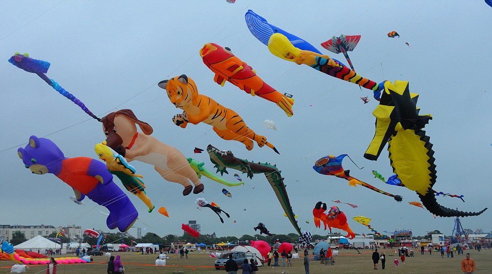 Layang - layang terbesar di festival Kite internasional 2013