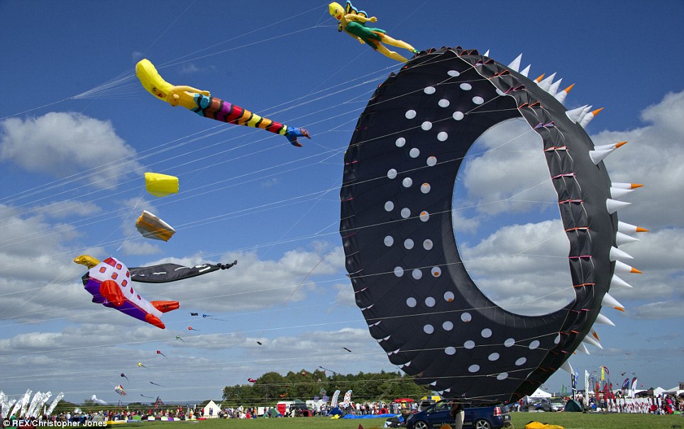 Layang - layang terbesar di festival Kite internasional 2013