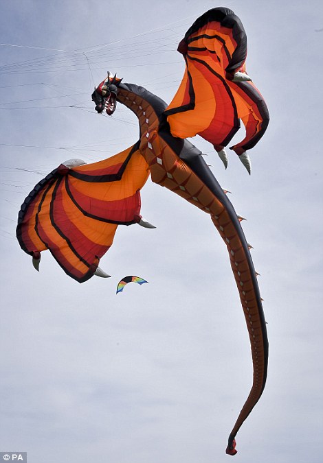 layang---layang-terbesar-di-festival-kite-internasional-2013