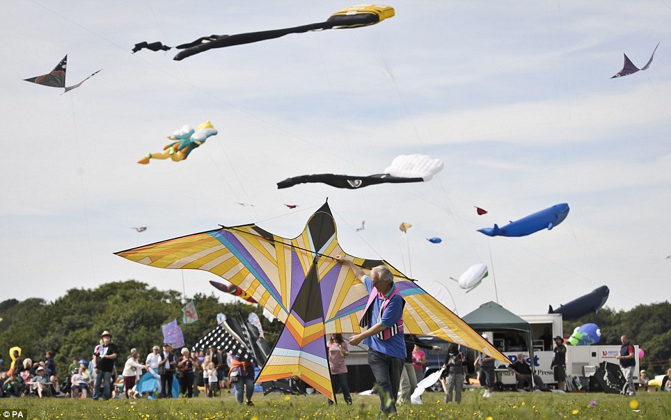 Layang - layang terbesar di festival Kite internasional 2013