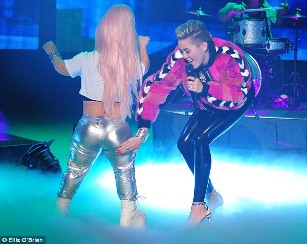 OMG, Miley Cyrus Beraksi Lagi. Lihat Aksinya!