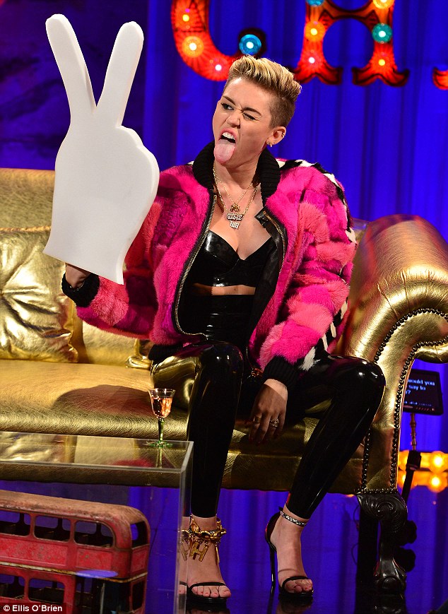OMG, Miley Cyrus Beraksi Lagi. Lihat Aksinya!