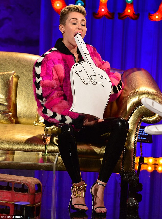 OMG, Miley Cyrus Beraksi Lagi. Lihat Aksinya!