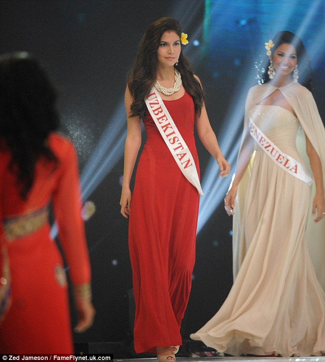 Kemunculan Miss Uzbekistan Yang Misterius 