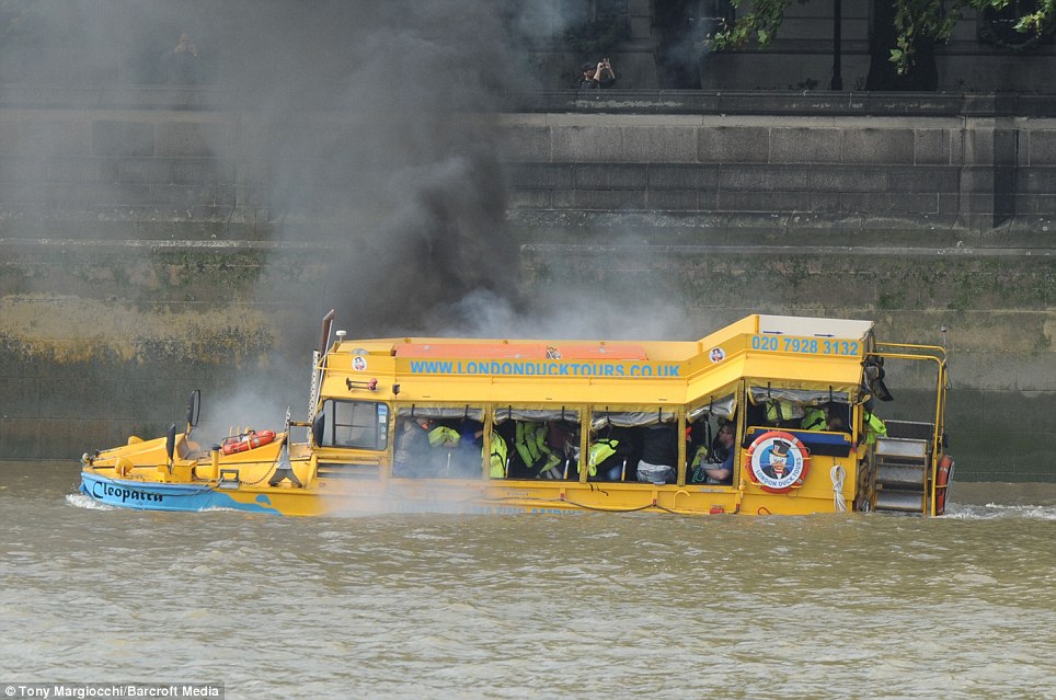 **PIC &amp; VID Kapal Bebek Terbakar &amp; Tenggelam Di Sungai Thames Inggris**