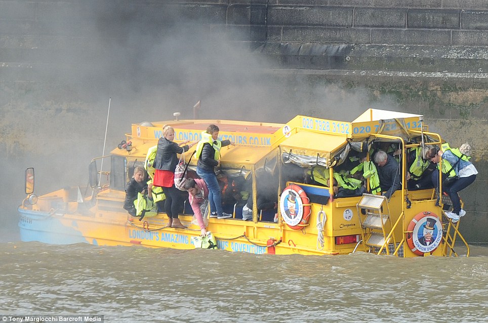 **PIC &amp; VID Kapal Bebek Terbakar &amp; Tenggelam Di Sungai Thames Inggris**