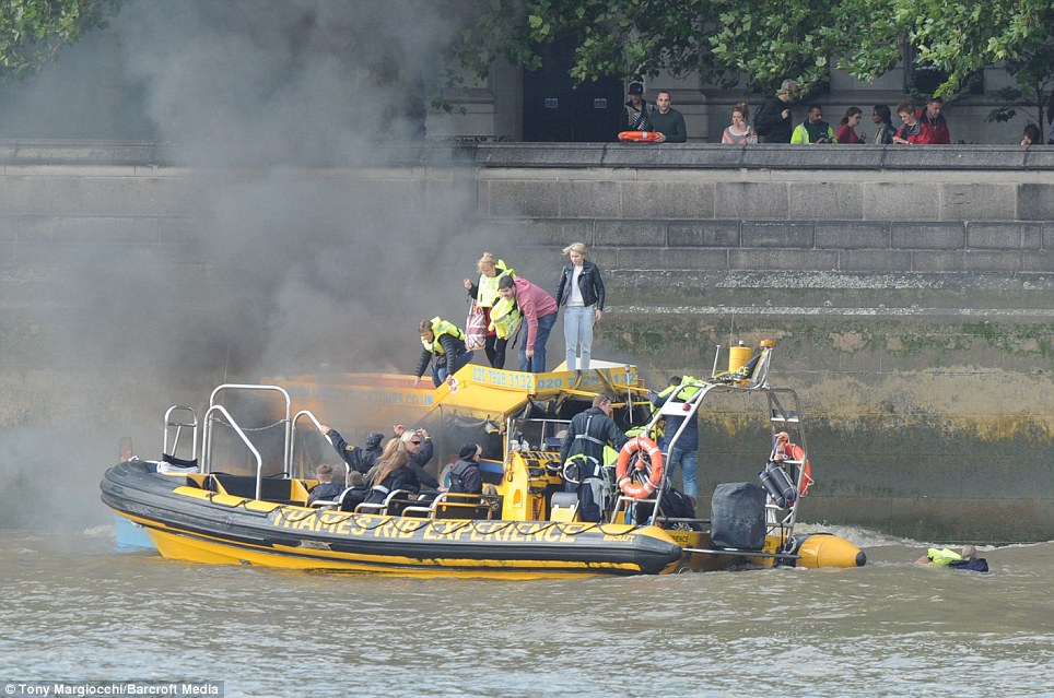 **PIC &amp; VID Kapal Bebek Terbakar &amp; Tenggelam Di Sungai Thames Inggris**
