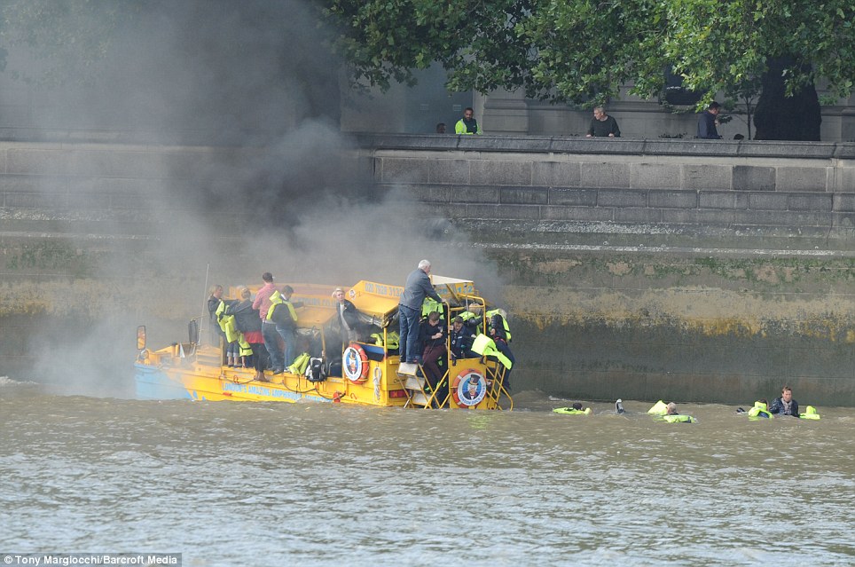**PIC &amp; VID Kapal Bebek Terbakar &amp; Tenggelam Di Sungai Thames Inggris**