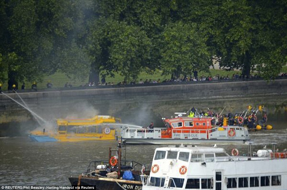 **PIC &amp; VID Kapal Bebek Terbakar &amp; Tenggelam Di Sungai Thames Inggris**