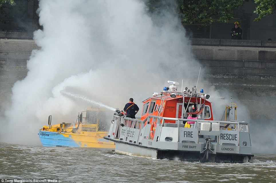 **PIC &amp; VID Kapal Bebek Terbakar &amp; Tenggelam Di Sungai Thames Inggris**
