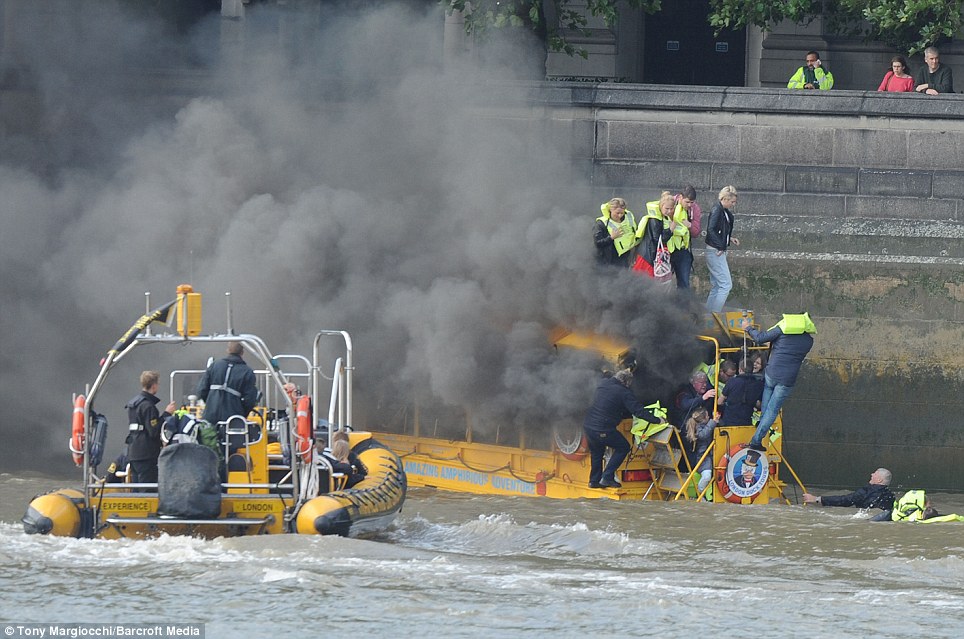 **PIC &amp; VID Kapal Bebek Terbakar &amp; Tenggelam Di Sungai Thames Inggris**