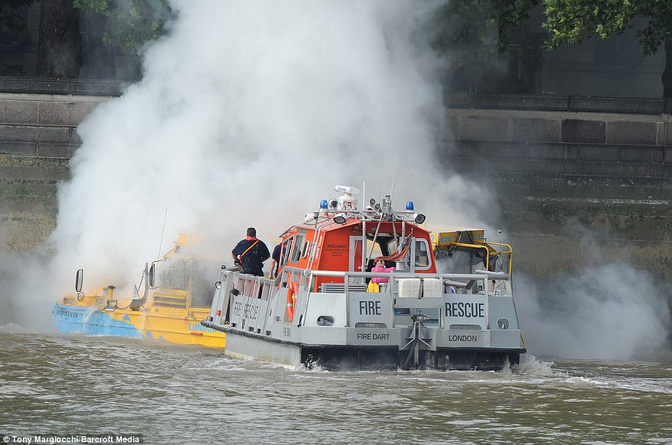 **PIC &amp; VID Kapal Bebek Terbakar &amp; Tenggelam Di Sungai Thames Inggris**