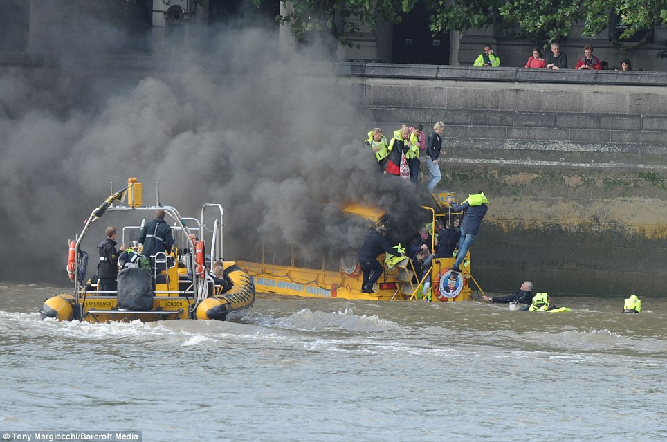 **PIC &amp; VID Kapal Bebek Terbakar &amp; Tenggelam Di Sungai Thames Inggris**