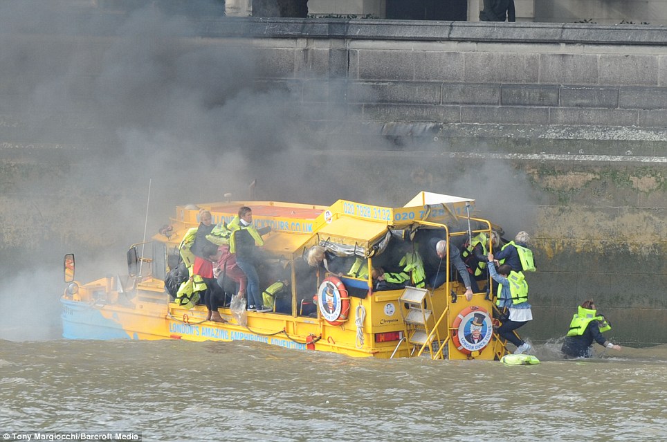 **PIC &amp; VID Kapal Bebek Terbakar &amp; Tenggelam Di Sungai Thames Inggris**