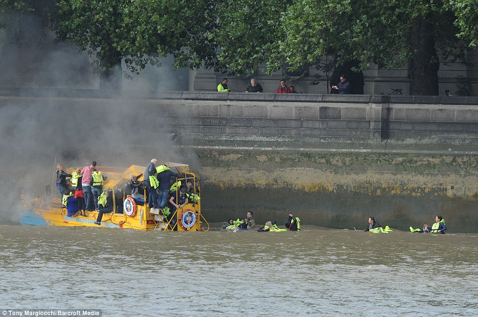 **PIC &amp; VID Kapal Bebek Terbakar &amp; Tenggelam Di Sungai Thames Inggris**