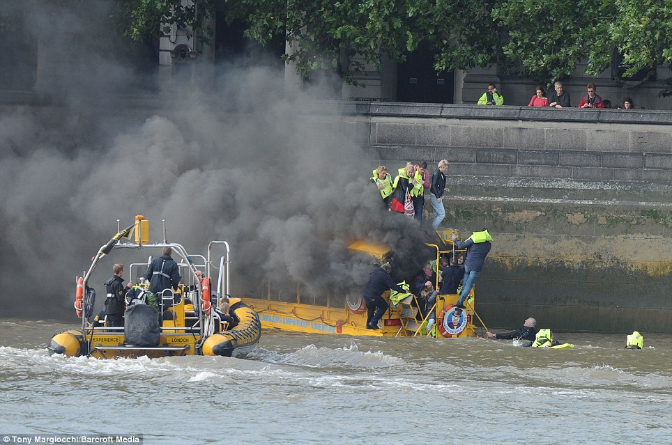 **PIC &amp; VID Kapal Bebek Terbakar &amp; Tenggelam Di Sungai Thames Inggris**