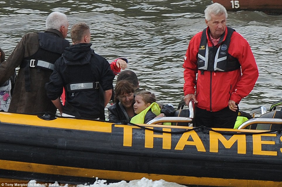**PIC &amp; VID Kapal Bebek Terbakar &amp; Tenggelam Di Sungai Thames Inggris**