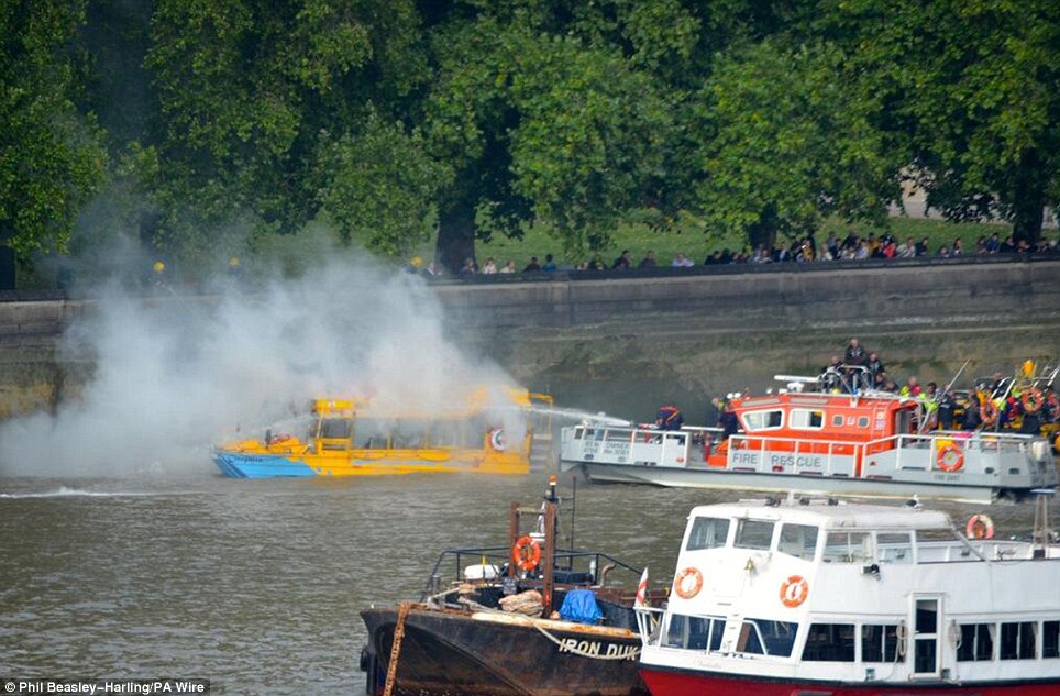 **PIC &amp; VID Kapal Bebek Terbakar &amp; Tenggelam Di Sungai Thames Inggris**