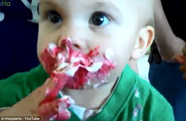 Foto&amp;Video: Kejadian Lucu Bayi Dengan Kue Ultah Pertamanya 