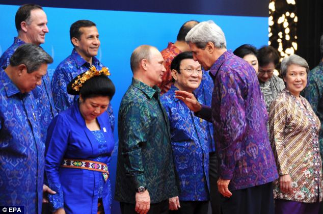 Baju BATIK Di Hina oleh Daily Mail, Sebagai Baju Paling &quot;KONYOL&quot; 