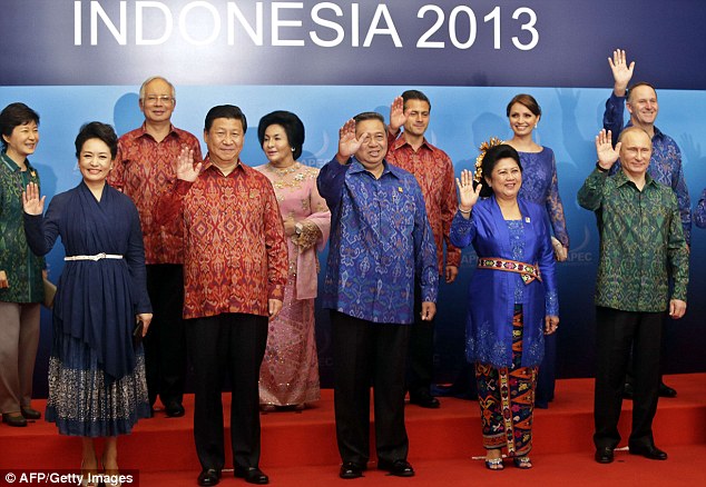 Baju BATIK Di Hina oleh Daily Mail, Sebagai Baju Paling &quot;KONYOL&quot; 