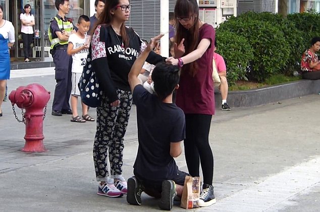 Seorang Gadis Ditangkap Karena Pukuli Pacar Selingkuh Di Depan Publik 