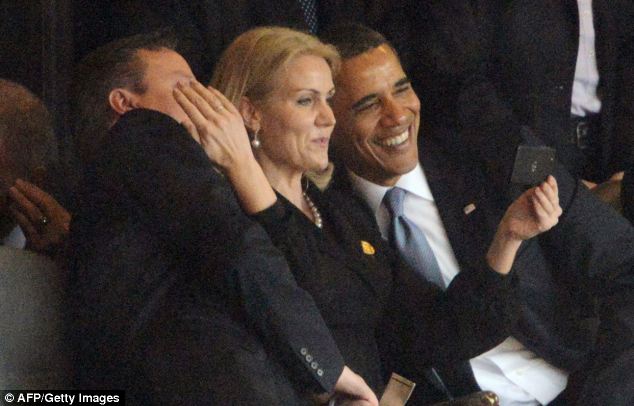 Ulah Obama-Thorning-Cameron di Tengah Perkabungan Mandela 
