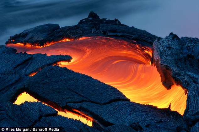 Ini dia Fotografer handal yang memotret lava dengan jarak 1 meter