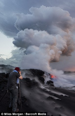 Ini dia Fotografer handal yang memotret lava dengan jarak 1 meter