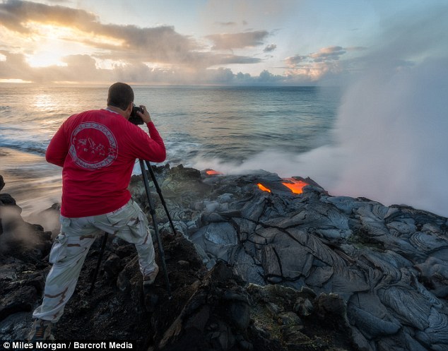 Ini dia Fotografer handal yang memotret lava dengan jarak 1 meter