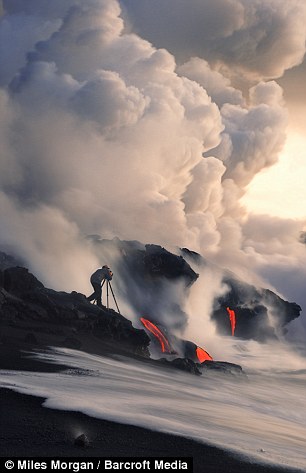 Ini dia Fotografer handal yang memotret lava dengan jarak 1 meter