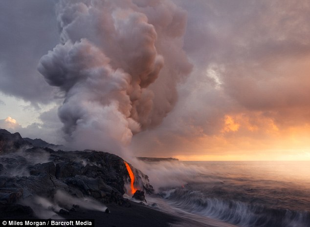 Ini dia Fotografer handal yang memotret lava dengan jarak 1 meter