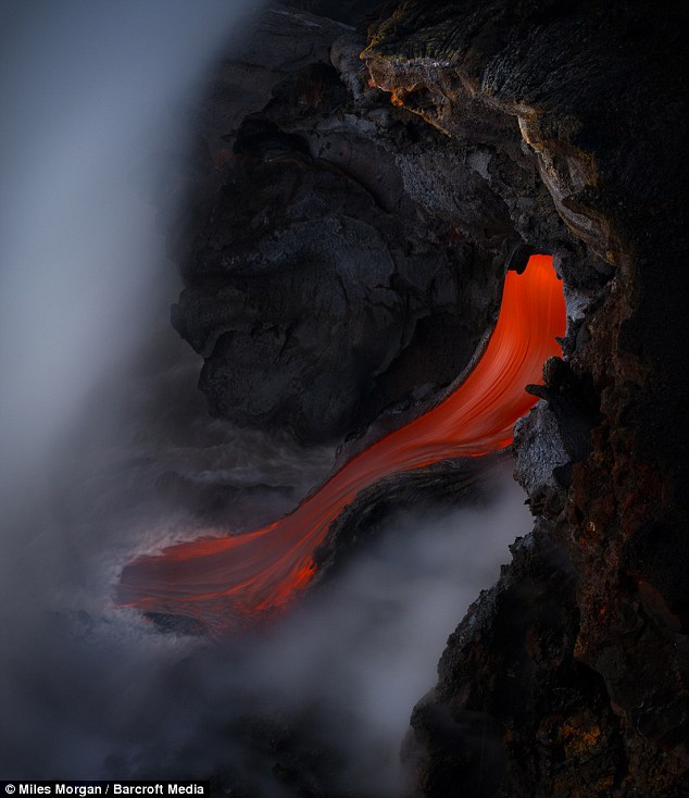 Ini dia Fotografer handal yang memotret lava dengan jarak 1 meter