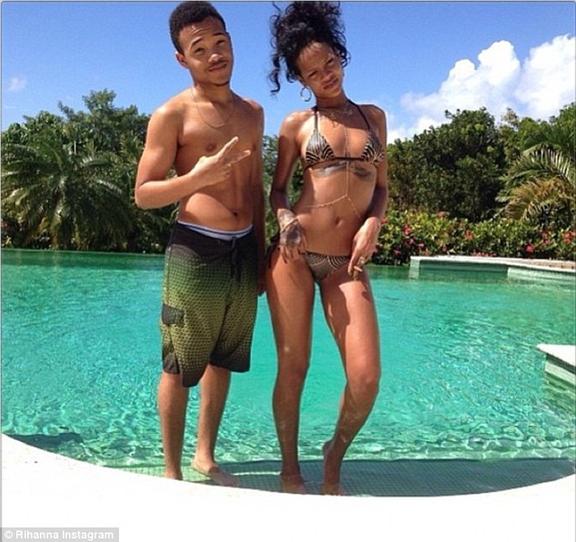Inilah Penampakan Rihanna Ketika Liburan Di Pantai (W.O.W)