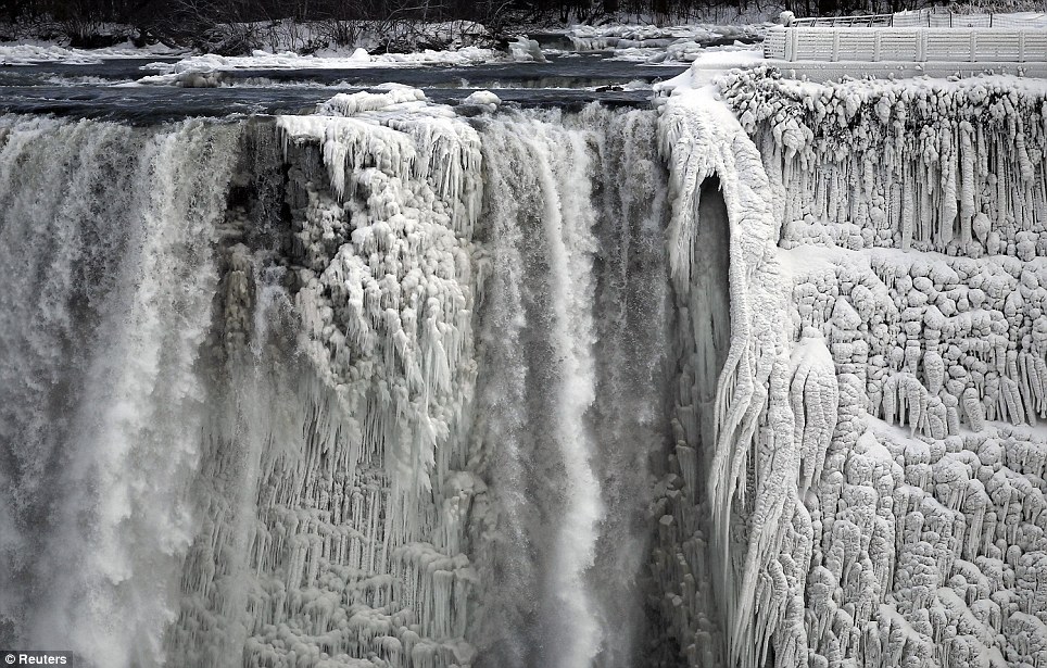 &#91; 25 FOTO &#93; Setelah Hampir 1 Abad, Air Terjun NIAGARA Kembali Membeku.