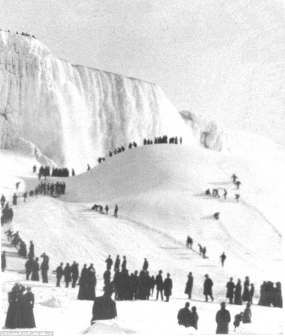 &#91; 25 FOTO &#93; Setelah Hampir 1 Abad, Air Terjun NIAGARA Kembali Membeku.