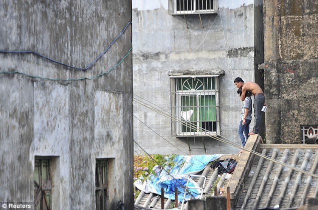 KACAU GAN, Pria menyandra pacarnya di atap rumah karna ditolak mertua