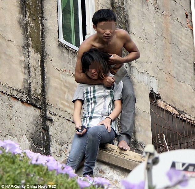 KACAU GAN, Pria menyandra pacarnya di atap rumah karna ditolak mertua