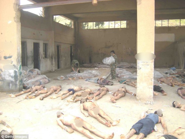 Bukti-Bukti Foto Menunjukkan Penyiksaan Tentara Assad Terhadap Tawanan Pemberontak 