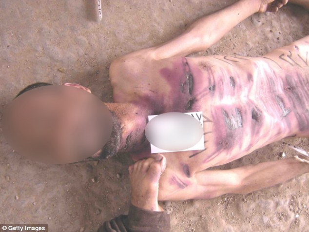 Bukti-Bukti Foto Menunjukkan Penyiksaan Tentara Assad Terhadap Tawanan Pemberontak 