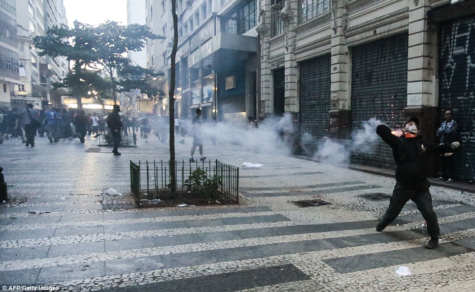 (Foto-Foto) Kerusuhan Tolak Piala Dunia di Brasil