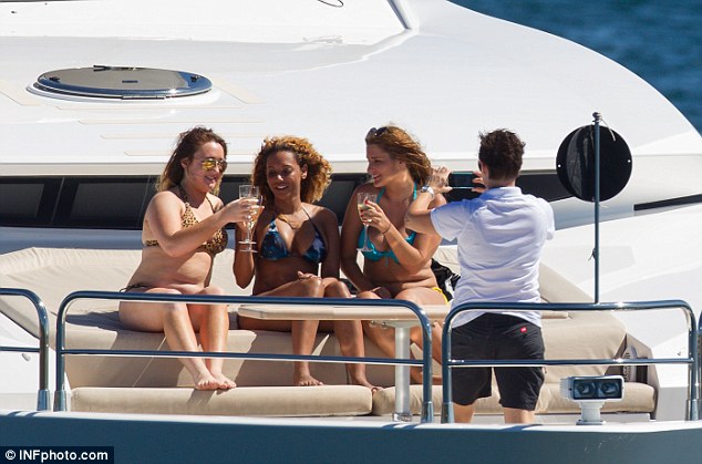 &#91;BIKINI&#93; Anggota Spice Girls Mel B Tertangkap Kamera Saat Mencium Pacar Lesbiannya