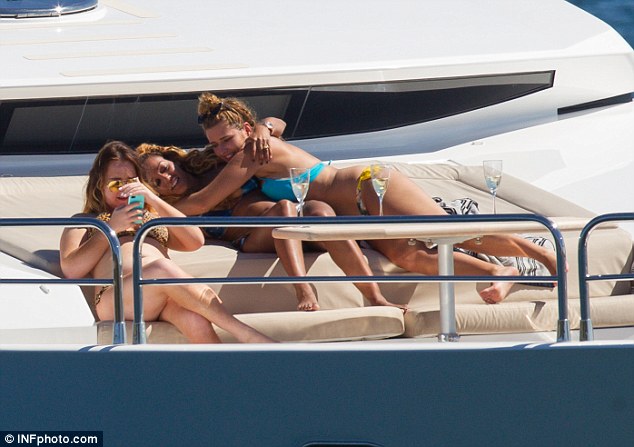 &#91;BIKINI&#93; Anggota Spice Girls Mel B Tertangkap Kamera Saat Mencium Pacar Lesbiannya