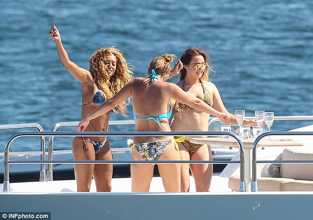 &#91;BIKINI&#93; Anggota Spice Girls Mel B Tertangkap Kamera Saat Mencium Pacar Lesbiannya