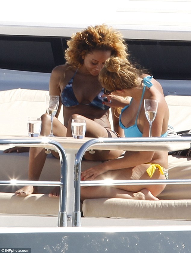 &#91;BIKINI&#93; Anggota Spice Girls Mel B Tertangkap Kamera Saat Mencium Pacar Lesbiannya