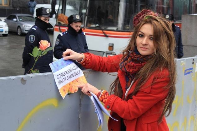 Pendemo dan Polisi Ukraina Ini Saling Jatuh Cinta
