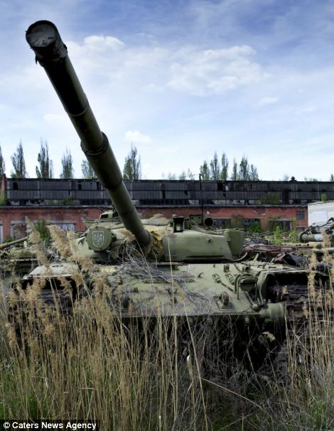 TOP 100 *<<<Photo Kuburan Main Battle Tank Peninggalan Perang Dingin Di Ukraina*>>>