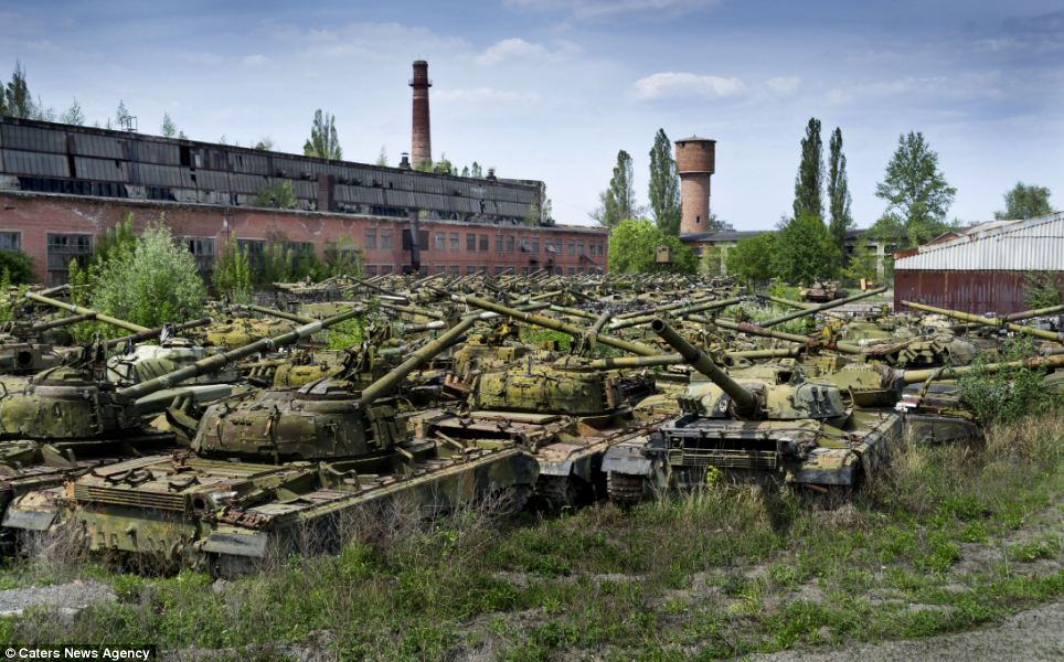TOP 100 *<<<Photo Kuburan Main Battle Tank Peninggalan Perang Dingin Di Ukraina*>>>