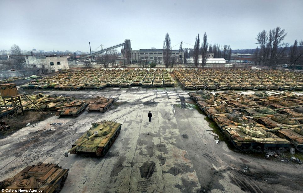 TOP 100 *<<<Photo Kuburan Main Battle Tank Peninggalan Perang Dingin Di Ukraina*>>>