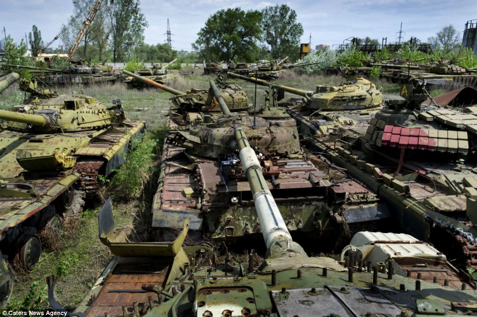 TOP 100 *<<<Photo Kuburan Main Battle Tank Peninggalan Perang Dingin Di Ukraina*>>>